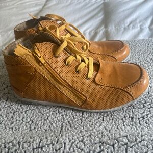 Gorgeous yellow Rover boots from Portugal